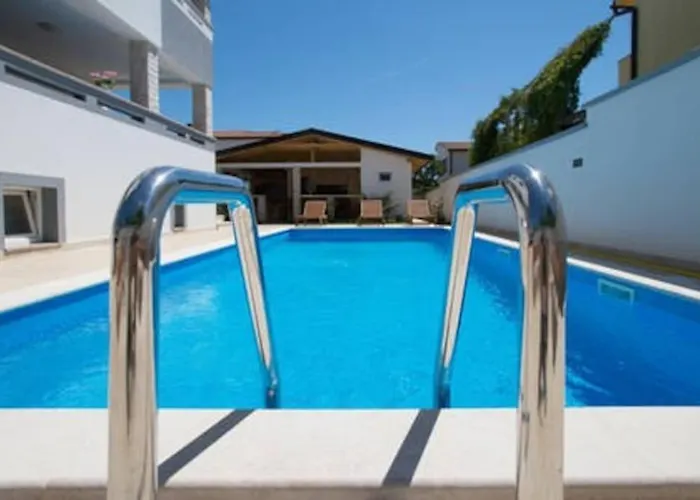 New Modern Nada With Pool Valbandon